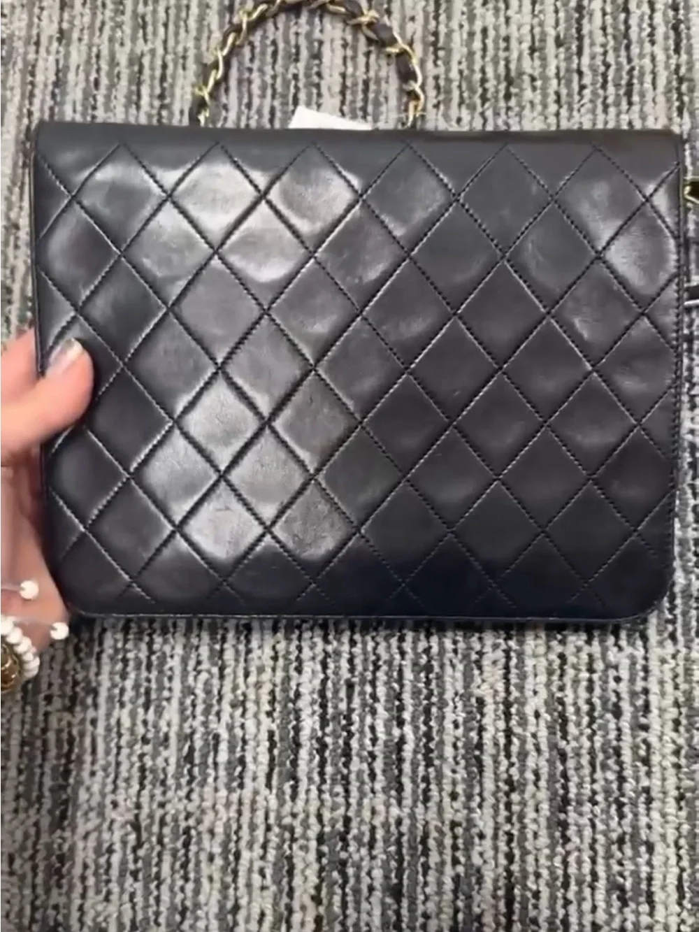 CHANEL Black Quilted Shoulder Bag with Gold Chain